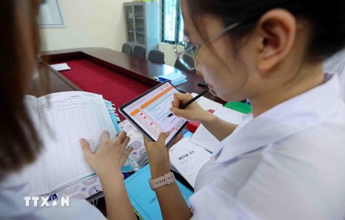 Cơ sở cai nghiện số 3, Công an thành phố Hà Nội cũng triển khai ứng dụng các nền tảng số trong quản lý kho dược, cấp phát thuốc và lưu trữ hồ sơ chuyên môn, giúp giảm đáng kể thời gian xử lý công việc, hạn chế khâu ghi chép thủ công, đồng thời tăng cường khả năng kiểm soát, bảo mật và truy xuất thông tin. (Ảnh: Phạm Kiên/TTXVN)