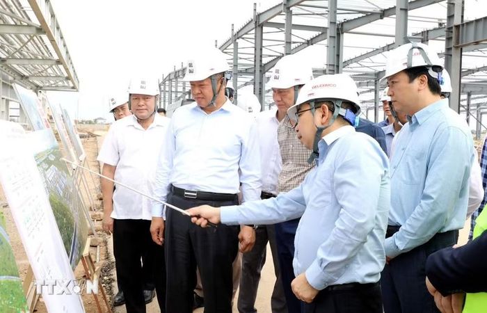 Chủ tịch UBND tỉnh Hưng Yên Nguyễn Mạnh Quyền (thứ 2, từ trái sang) kiểm tra tiến độ xây dựng các khu công nghiệp nằm trong Khu Kinh tế ven biển của tỉnh Hưng Yên. (Ảnh: Thế Duyệt/TTXVN)