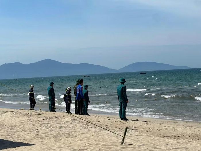 Lực lượng chức năng đang mở rộng phạm vi tìm kiếm nữ du khách người Nga mất tích tại bãi biển Viêm Đông. (Ảnh: PV/VIetnam+)