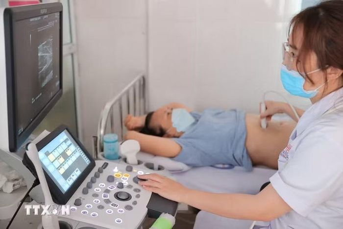 Nhân viên y tế khám sức khỏe cho người cao tuổi. (Ảnh: TTXVN/Vietnam+)
