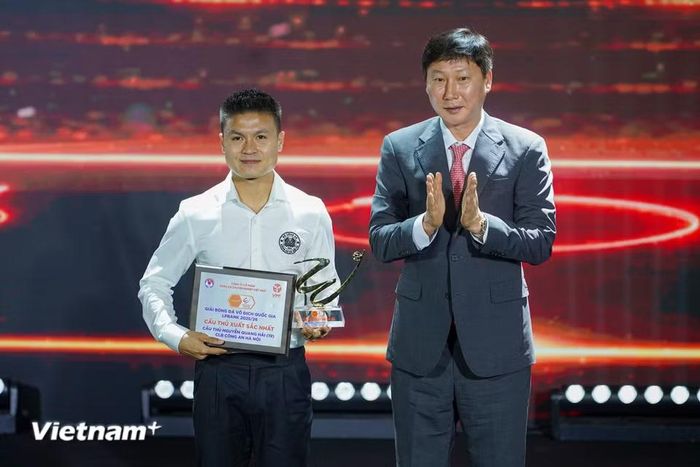 Tiền vệ Quang Hải nhận giải thưởng Cầu thủ xuất sắc nhất V-League 2025/26. Các giải thưởng cá nhân khác như Huấn luyện viên xuất sắc nhất, Vua phá lưới, Cầu thủ trẻ xuất sắc nhất, Bàn thắng đẹp nhất đều thuộc về những cá nhân của Công an Hà Nội, lần lượt là huấn luyện viên Mano Polking, tiền đạo Alan, tiền đạo Đình Bắc và hậu vệ Văn Hậu. (Ảnh: Việt Anh/Vietnam+)