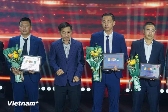 Ban tổ chức trao giải cho những trọng tài hoàn thành xuất sắc nhiệm vụ. (Ảnh: Việt Anh/Vietnam+)