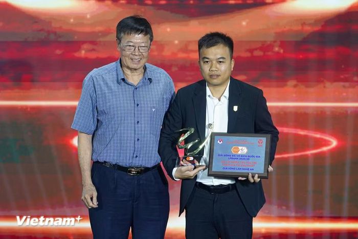 Câu lạc bộ Sông Lam Nghệ An có lần thứ 4 liên tiếp nhận giải thưởng Câu lạc bộ có nhiều cầu thủ trẻ tham gia thi đấu nhất tại V-League. (Ảnh: Việt Anh/Vietnam+)