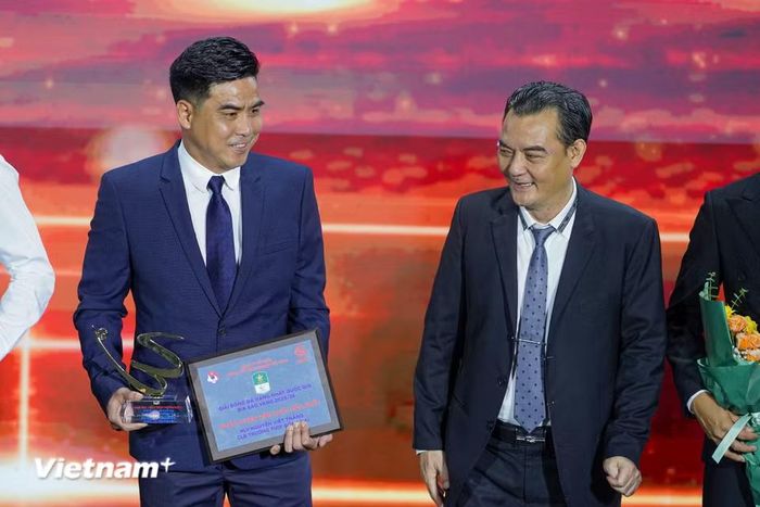 'Kiến trúc sư' cho thành công của Trường Tươi Đồng Nai là huấn luyện viên Nguyễn Việt Thắng (trái) nhận giải thưởng Huấn luyện viên xuất sắc nhất Giải hạng Nhất Quốc gia. (Ảnh: Việt Anh/Vietnam+)