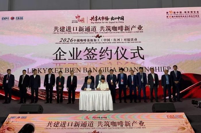 Lễ ký kết các biên bản hợp tác thương mại và kinh tế trực tiếp giữa doanh nghiệp Việt Nam-Trung Quốc. (Ảnh: CTV/Vietnam+)