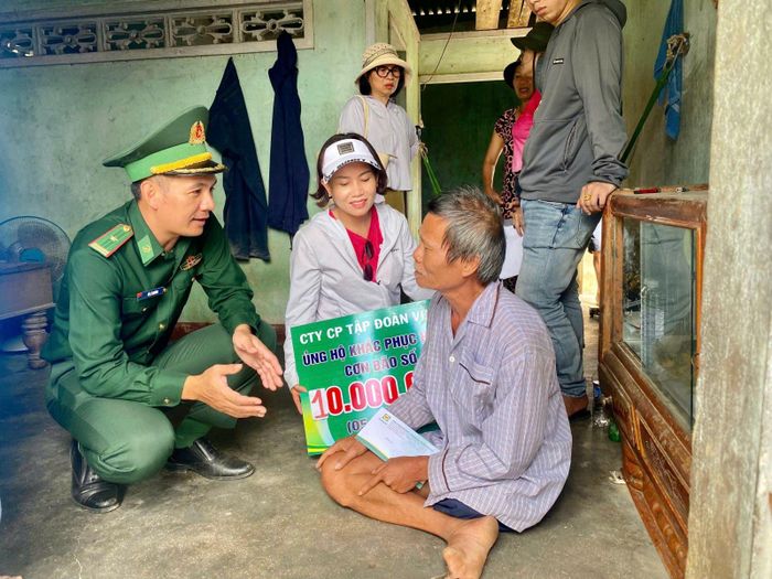Thiếu tá Vũ Lý Huỳnh cùng các mạnh thường quân thăm hỏi, động viên và hỗ trợ tiền cho người dân bị sập đổ nhà sau bão số 13 năm 2025.