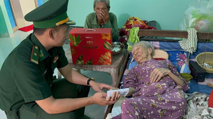 Thiếu tá Vũ Lý Huỳnh cùng cấp ủy chính quyền địa phương thăm hỏi, trao tặng quà cho Mẹ Việt Nam anh hùng trên địa bàn đơn vị đóng quân.
