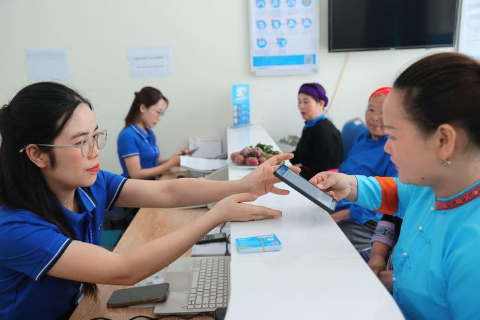Hỗ trợ người dân xác thực thông tin thuê bao tại điểm giao dịch.