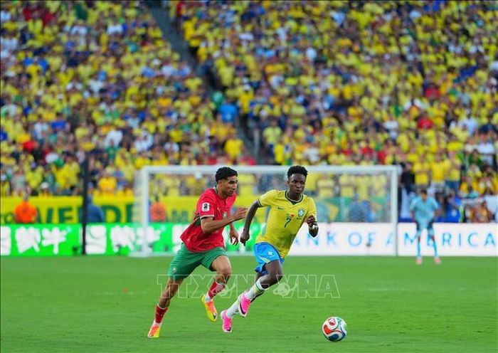 Pha tranh bóng giữa tiền đạo Vinicius Jr (phải) của Brazil với hậu vệ Achraf Hakimi của Maroc. Ảnh: THX/TTXVN phát