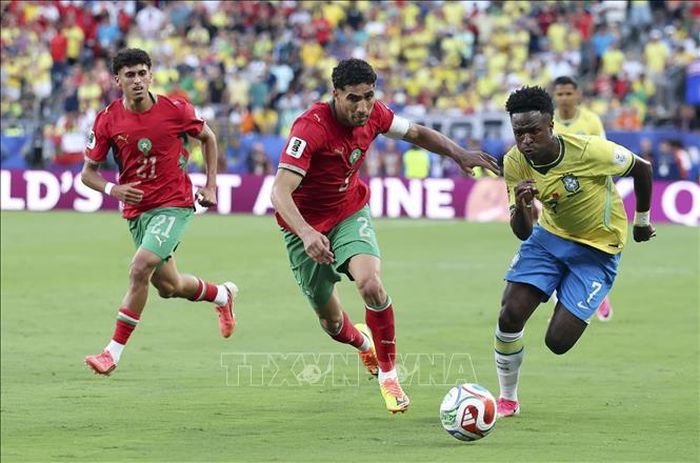 Pha đeo bám của các tuyển thủ Maroc với tiền đạo Brazil Vinicius Jr (phải). Ảnh: THX/TTXVN phát