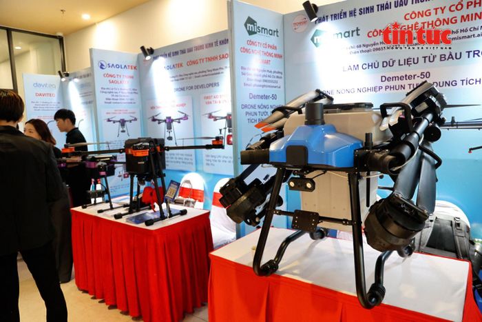 Các doanh nghiệp, viện nghiên cứu và trường đại học trình diễn nhiều công nghệ, thiết bị và giải pháp UAV phục vụ phát triển kinh tế không gian tầm thấp tại sự kiện do TP Hồ Chí Minh tổ chức mới đây.