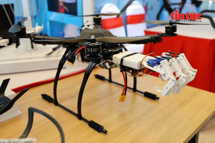 Drone tích hợp cánh tay robot.
