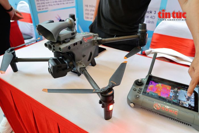 Công ty Aonic Việt Nam giới thiệu dòng máy bay DJI Matrice 30T được tích hợp camera nhiệt, hệ thống loa, đèn chiếu sáng và công nghệ AI hỗ trợ đo khoảng cách, xác định tọa độ mục tiêu.