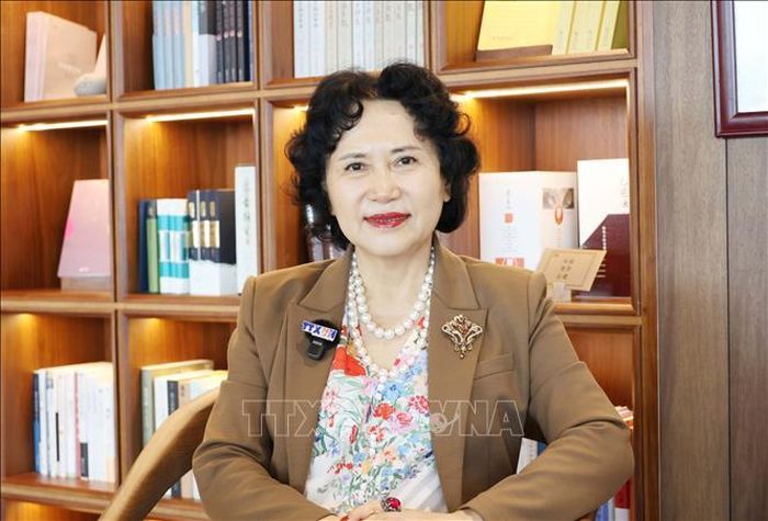 Giáo sư cao cấp Đào Nhất Đào, nguyên Phó Bí thư Đảng ủy Đại học Thâm Quyến, Giám đốc Trung tâm Nghiên cứu Đặc khu Kinh tế Trung Quốc .