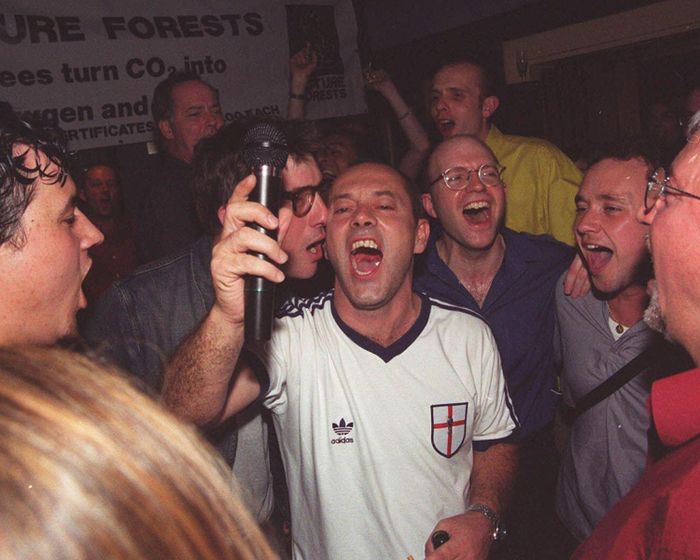 Keith Allen (giữa) cũng là người viết ca khúc chính thức cho đội tuyển Anh tại World Cup 1990 “World In Motion”.
