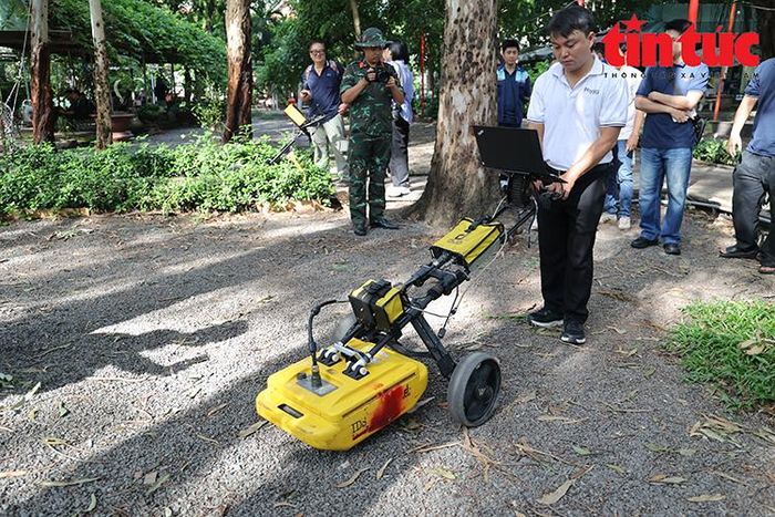 PGS.TS Lê Văn Anh Cường dùng thiết bị rada xuyên lòng đất để thăm dò, tìm kiếm mộ tập thể liệt sĩ tại Công viên Lê Thị Riêng.