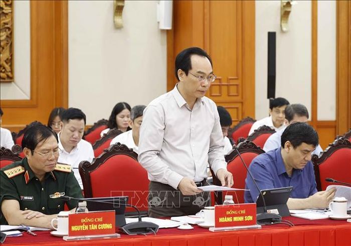Đồng chí Hoàng Minh Sơn, Ủy viên Trung ương Đảng, Bộ trưởng Bộ Giáo dục và Đào tạo báo cáo tại cuộc làm việc. Ảnh: Thống Nhất/TTXVN
