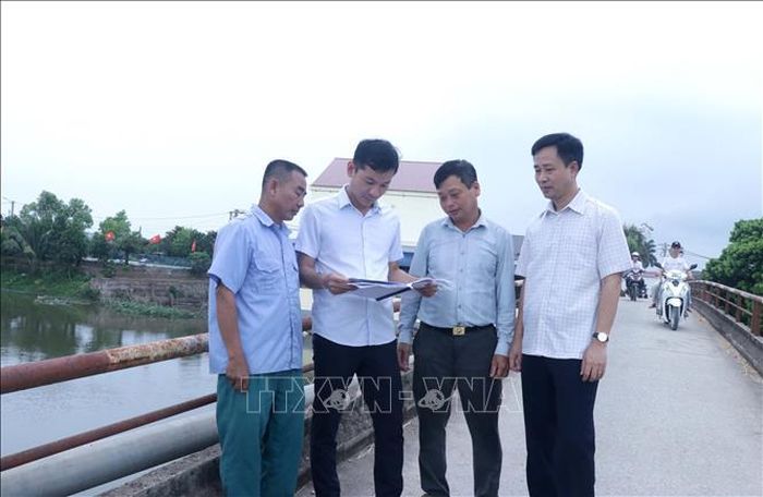 Lãnh đạo xã Thần Khê rà soát, kiểm tra thực tế tại cầu Đún (tỉnh Hưng Yên). Ảnh: Đinh Văn Nhiều/TTXVN