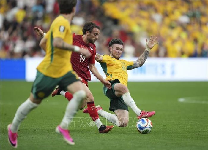 Pha tranh bóng giữa tiền vệ Aiden ONeill (phải) của đội tuyển Australia với tiền vệ Yunus Akgun của đội tuyển Thổ Nhĩ Kỳ. Ảnh: THX/TTXVN