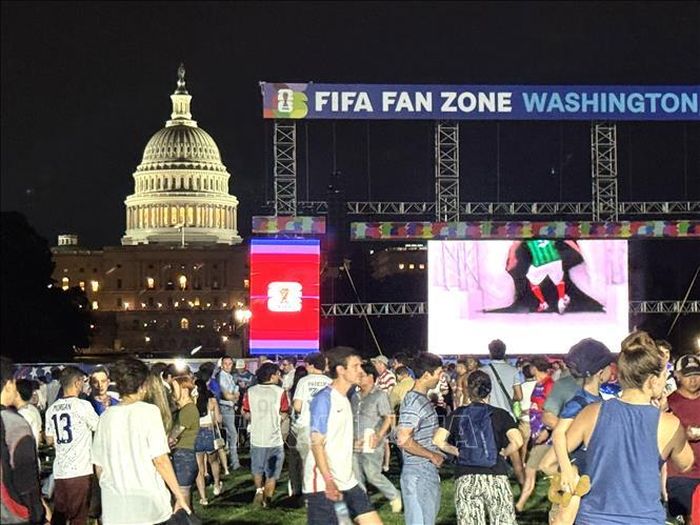 Không khí tại khu Fan Zone trong trận Mỹ gặp Paraguay.