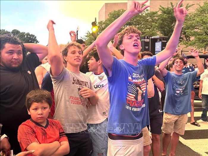 Các cổ động viên Mỹ nhảy múa tại cổng ra vào khu Fan Zone ở thủ đô Washington D.C.