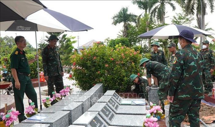 Sau khi hoàn thành công tác lấy mẫu hài cốt liệt sĩ, lực lượng chức năng tiến hành xây dựng lại mộ như hiện trạng ban đầu.
