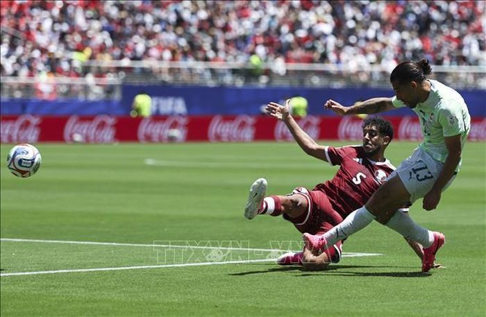 Pha tranh bóng giữa hậu vệ Ricardo Rodriguez (phải) của Thụy Sĩ với Jassem Gaber của Qatar. Ảnh: THX/TTXVN