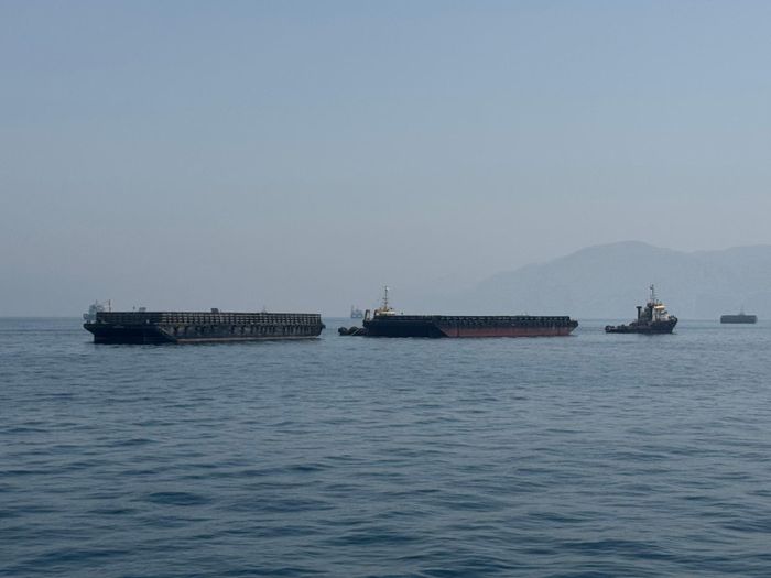 Tàu thương mại chờ đi qua eo biển Hormuz. Ảnh: THX/TTXVN phát