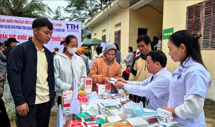 Người dân được khám, tư vấn sức khỏe và cấp phát thuốc miễn phí tại xã biên giới Kim Phú, tỉnh Quảng Trị. Ảnh tư liệu: TTXVN phát