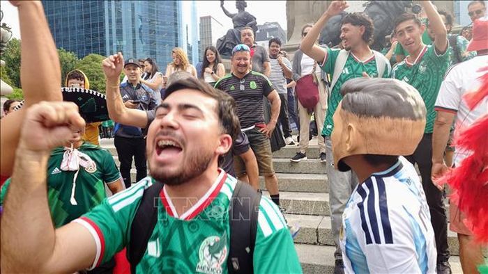 Người dân Mexico vui mừng thắng lợi của đội nhà. Ảnh: Phi Hùng/TTXVN