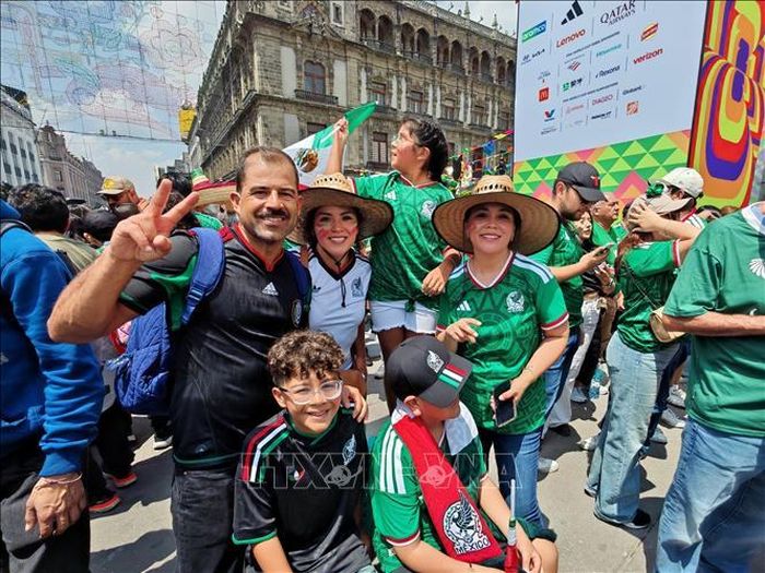 Các cổ động viên hò reo sau chiến thắng 2-0 của Mexico trong ngày khai mạc World Cup 2026. Ảnh: Phương Lan/TTXVN