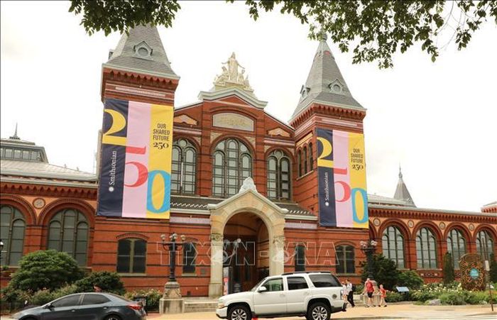 Bảo tàng Smithsonian tại Washington D.C treo biểu ngữ kỷ niệm 250 năm Quốc khánh Mỹ (1776-2026).