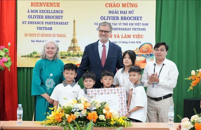 Đại sứ nước Cộng hòa Pháp tại Việt Nam Olivier Brochet cùng đoàn công tác trao quà tặng Cơ sở Bảo trợ xã hội tổng hợp Bắc Ninh.