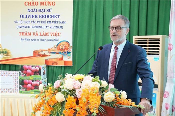 Đại sứ nước Cộng hòa Pháp tại Việt Nam Olivier Brochet phát biểu tại chương trình.