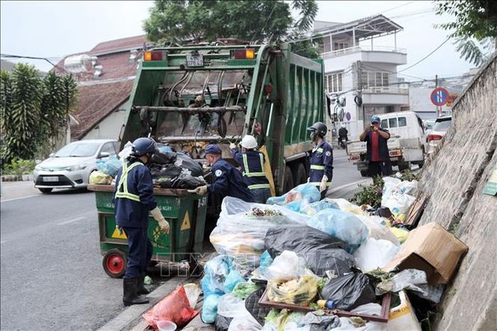 Công ty Cổ phần đô thị Đà Lạt huy động gần 200 công nhân thu gom rác thải sau khi Nhà máy xử lý chất thải rắn Đà Lạt hoạt động trở lại.