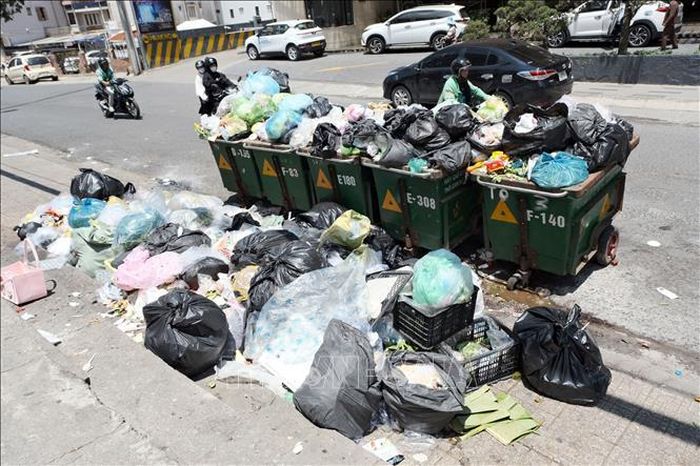 Rác thải ùn ứ tại các tuyến phố đô thị Đà Lạt khi Nhà máy xử lý chất thải rắn Đà Lạt ngưng tiếp nhận.