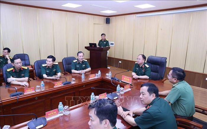Buổi khảo sát phục vụ thẩm tra Luật Phòng, chống phổ biến vũ khí hủy diệt hàng loạt tại Binh chủng Hóa học. Ảnh: Văn Điệp/TTXVN