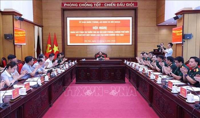 Khảo sát phục vụ thẩm tra Luật Phòng, chống phổ biến vũ khí hủy diệt hàng loạt tại Binh chủng Hóa học. Ảnh: Văn Điệp/TTXVN