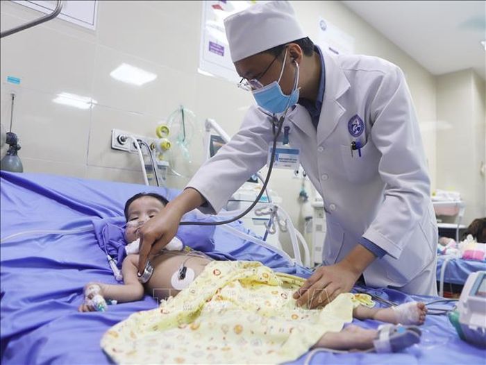 Nhiều kỹ thuật hiện đại trong Nhi khoa được các bác sĩ Bệnh viện Sản - Nhi Vĩnh Phúc (Phú Thọ) thực hiện thành công, mang lại niềm tin cho người bệnh.