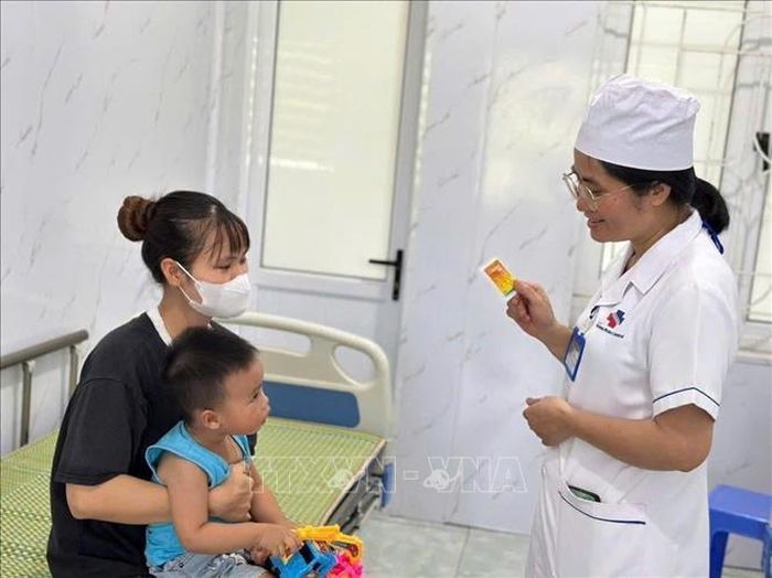 Bác sĩ Trung tâm Y tế Tam Dương (Phú Thọ) nhiệt tình hướng dẫn người bệnh cách sử dụng thuốc hiệu quả, an toàn.