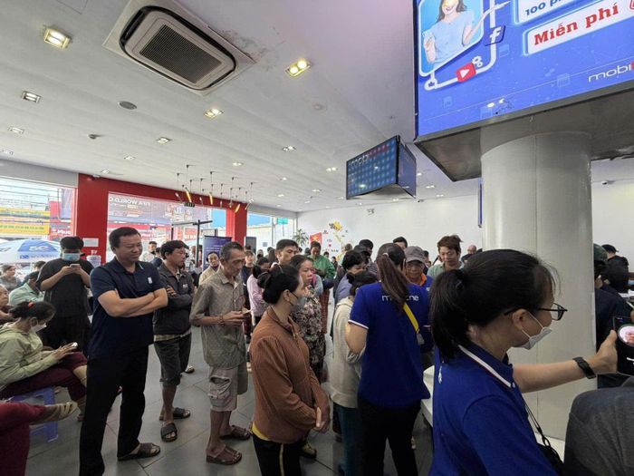 Nhiều người xếp hàng do quá đông.