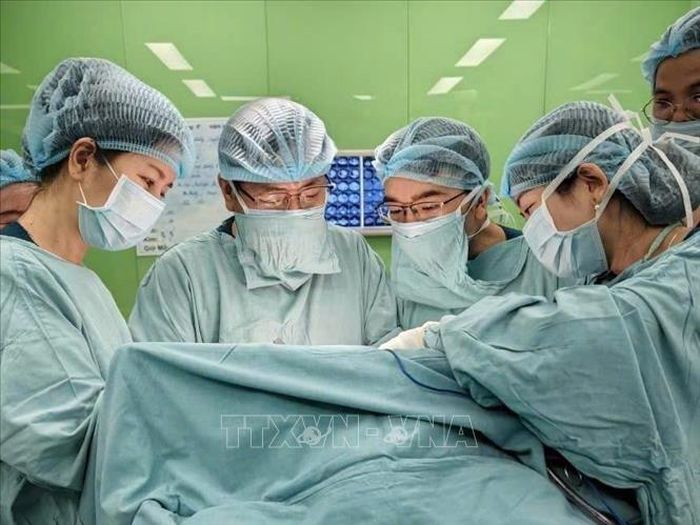 Các bác sĩ Bệnh viện Nhi đồng 1 Thành phố Hồ Chí Minh phẫu thuật cho bệnh nhi. Ảnh: TTXVN phát