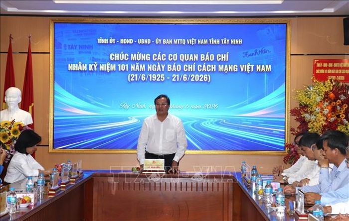 Chủ tịch UBND tỉnh Tây Ninh Lê Văn Hẳn phát biểu tại buổi thăm, chúc mừng các cơ quan báo chí.