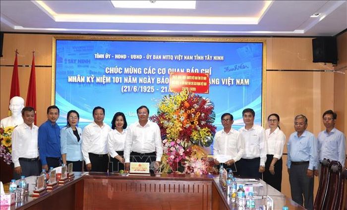 Lãnh đạo tỉnh tặng hoa chúc mừng Báo và Đài Phát thanh - Truyền hình Tây Ninh.