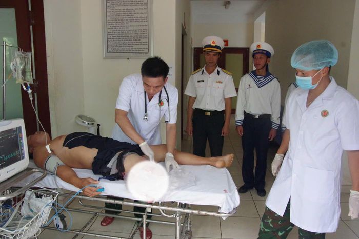 Các y, bác sĩ thăm khám cho bệnh nhân. Ảnh: Văn Thắng