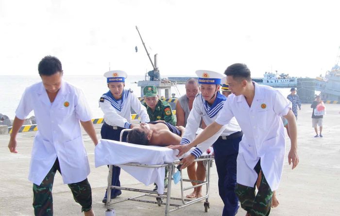 Bệnh nhân nhanh chóng được đưa vào bệnh xá đảo cấp cứu. Ảnh: Văn Thắng