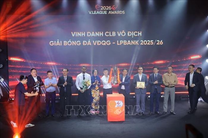 Đội trưởng Quang Hải đại diện CLB Công an Hà Nội nhận Cúp CLB vô địch V-League. Ảnh: Minh Quyết/TTXVN