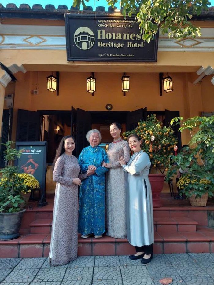 NSƯT Lê Vi vừa trở về Việt Nam cùng NSND Lê Khanh, NSƯT Lê Vân đưa mẹ đi du lịch.