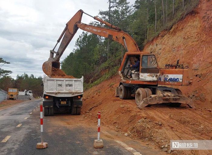 Các đơn vị đang thi công trên tuyến 27C.