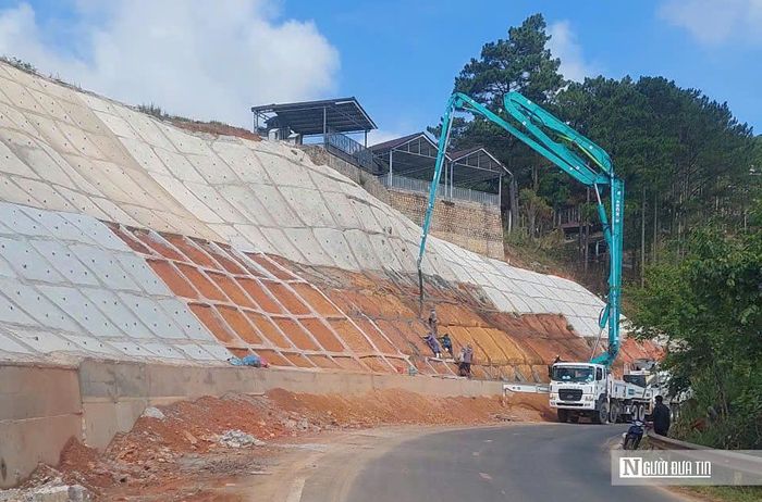 Các đơn vị đang xây dựng tường chắn, gờ chắn bê tông xi măng trên tuyến QL 20.